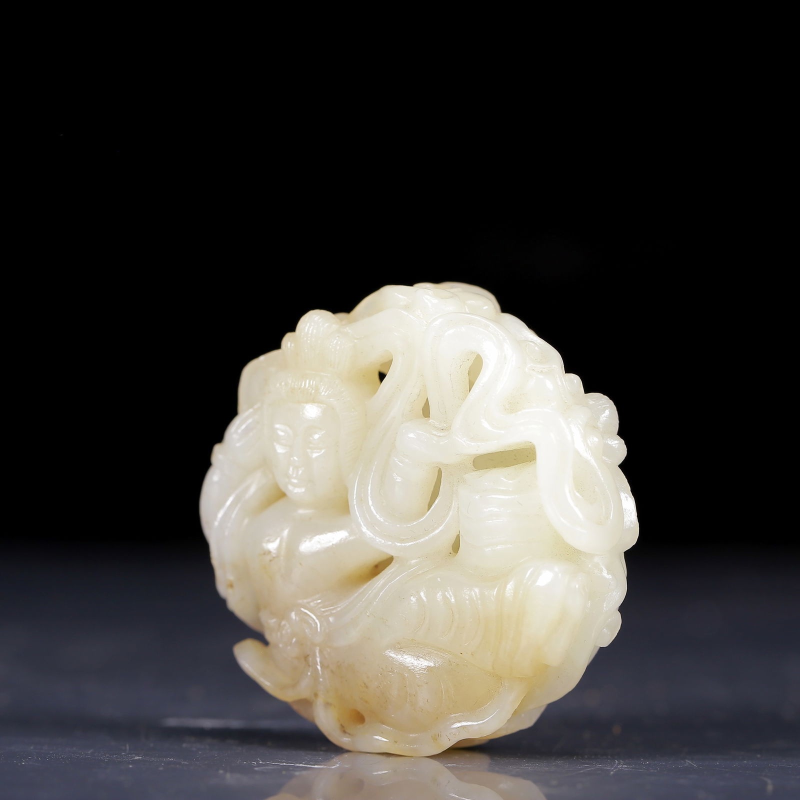 An Exquisite White Jade Figure Pattern Pendant - 2
