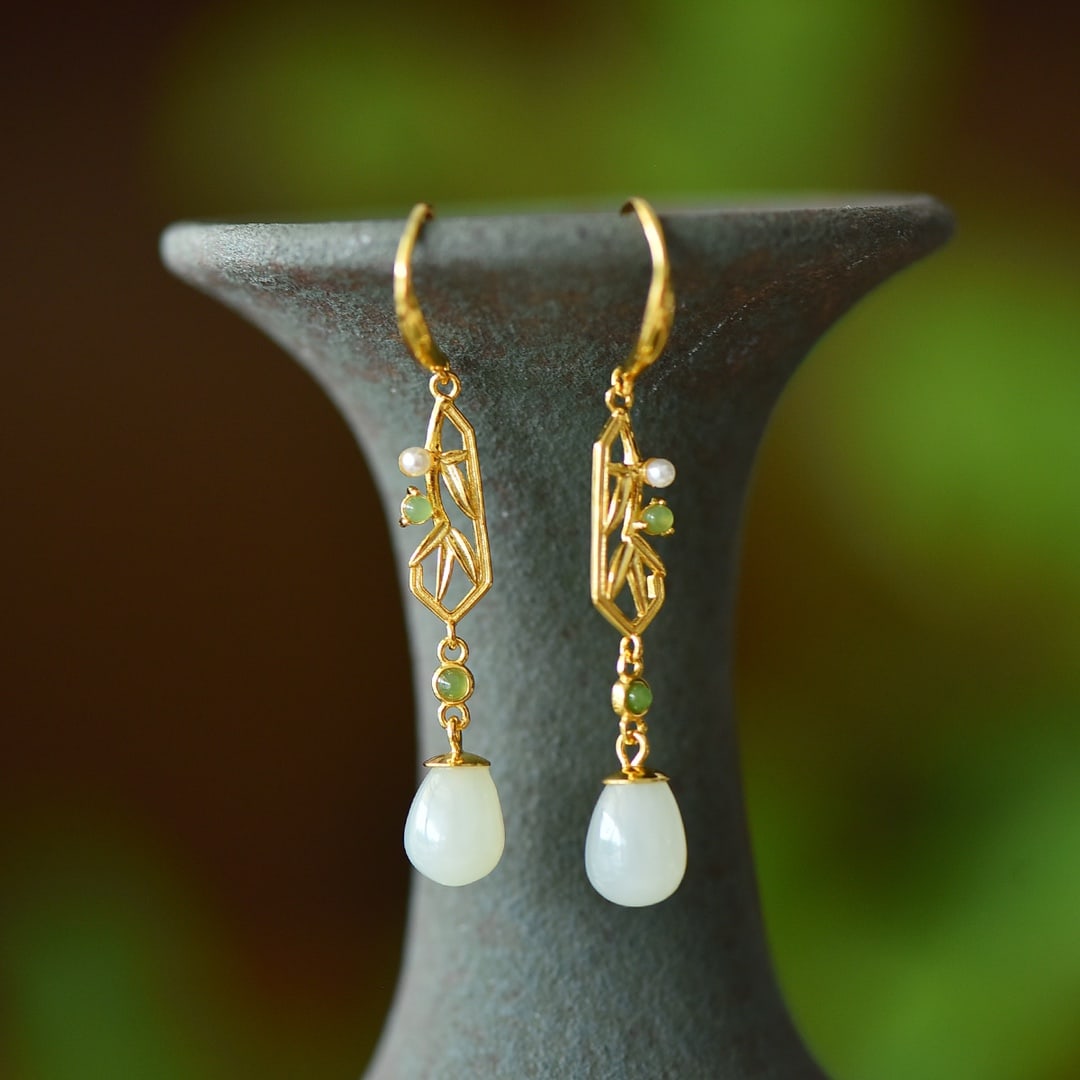 A Pair of Exquisite Sterling Silver-Gold Plated Inlaid White Jade Earrings: A Pair of Exquisite Sterling Silver-Gold Plated Inlaid White Jade Earrings,Size:0.3inx0.4in 一对纯银镀金镶白玉耳环