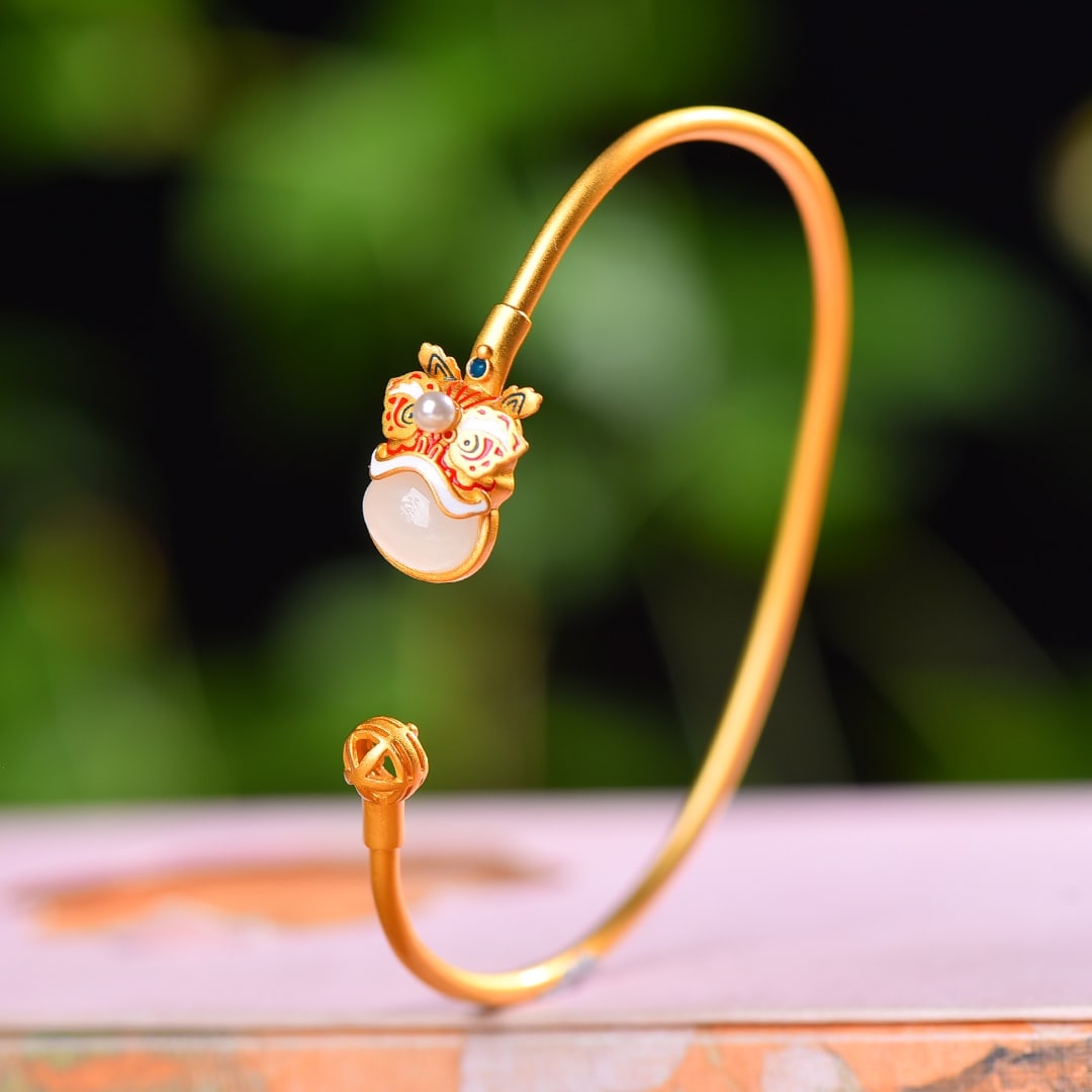 An Exquisite Sterling Silver-Gold Plated Inlaid White Jade Bracelets, Inlaid Pearl: An Exquisite Sterling Silver-Gold Plated Inlaid White Jade Bracelets, Inlaid Pearl,Size:0.3inx0.4in 纯银镀金镶白玉手镯,嵌珍珠