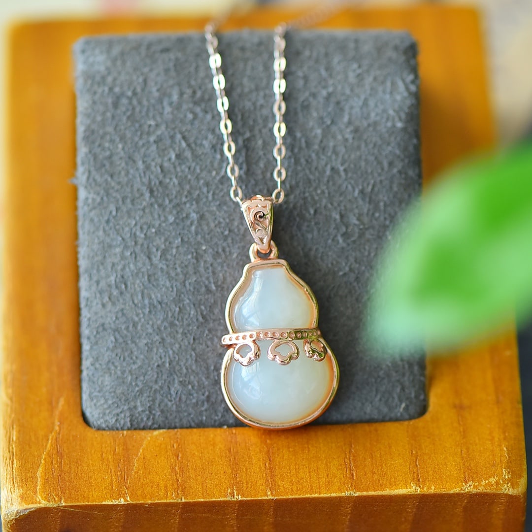 An Exquisite Sterling Silver-Gold Plated Inlaid White Jade Necklace: An Exquisite Sterling Silver-Gold Plated Inlaid White Jade Necklace,Size:0.5inx1in 纯银镀金镶白玉项链