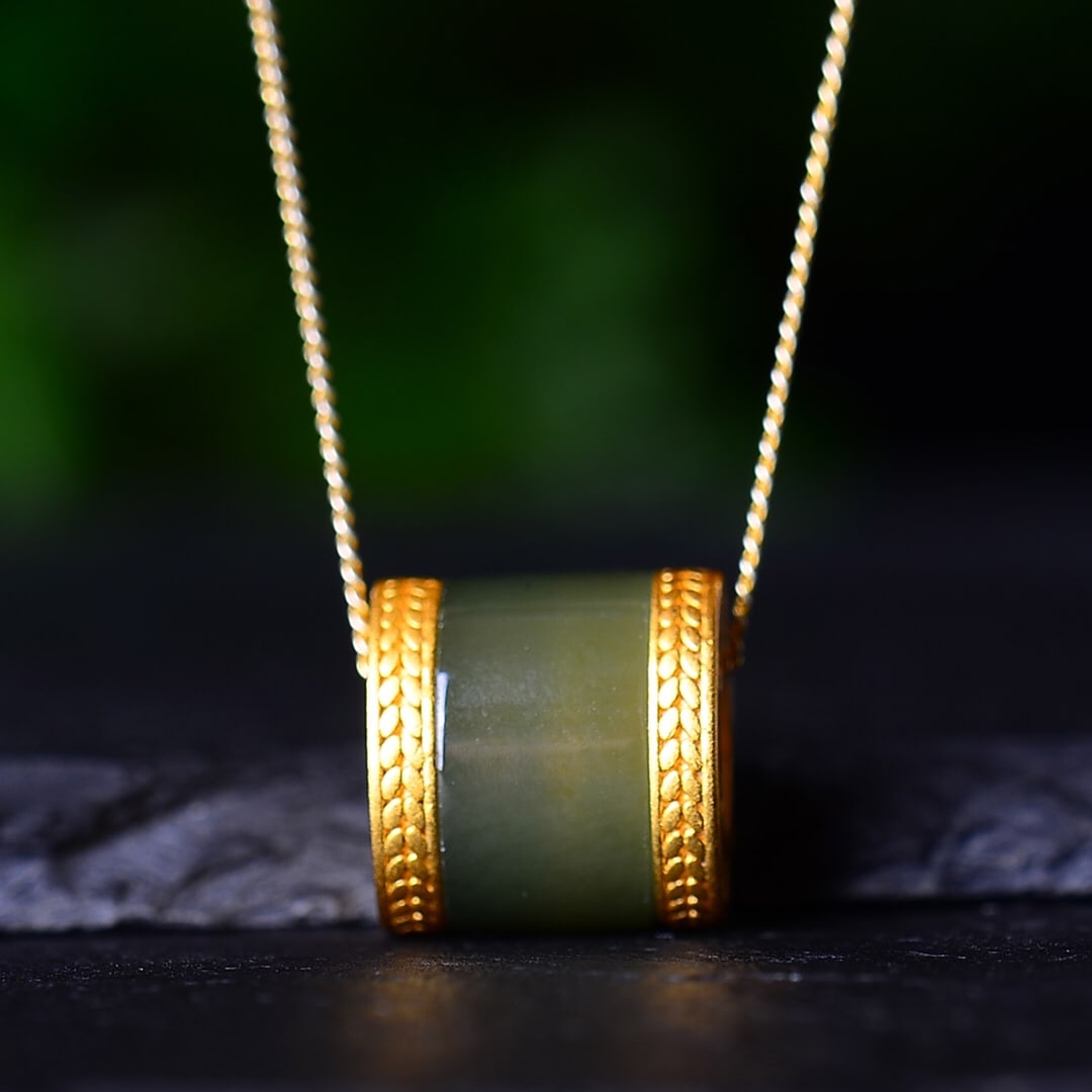 An Exquisite Sterling Silver-Gold Plated Inlaid Sapphire Pendant: An Exquisite Sterling Silver-Gold Plated Inlaid Sapphire Pendant,Size:0.5inx0.3in 纯银镀金镶青玉吊坠