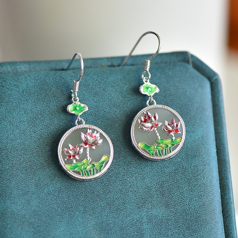 A Pair of Exquisite Sterling Silver Inlaid White Jade Earrings: A Pair of Sterling Silver Inlaid White Jade Earrings , Size :0.6inx0.6ins 一对纯银镶白玉耳环,尺寸:0.6inx0.6in