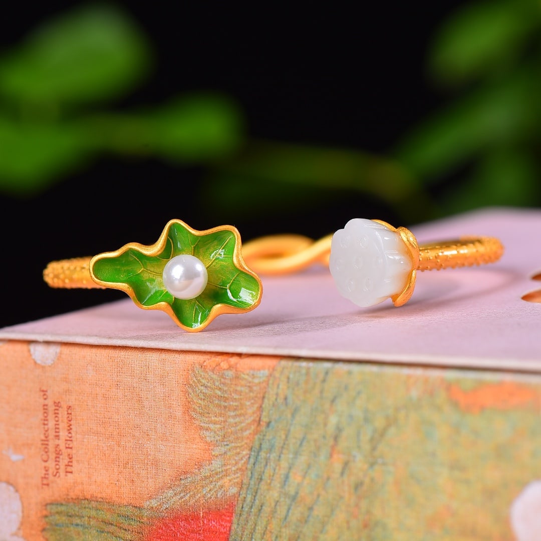 An Exquisite Sterling Silver-Gold Plated Inlaid White Jade Bracelets, Inlaid Pearl: An Exquisite Sterling Silver-Gold Plated Inlaid White Jade Bracelets, Inlaid Pearl,Size:0.5inx0.5in 纯银镀金镶白玉手镯,嵌珍珠