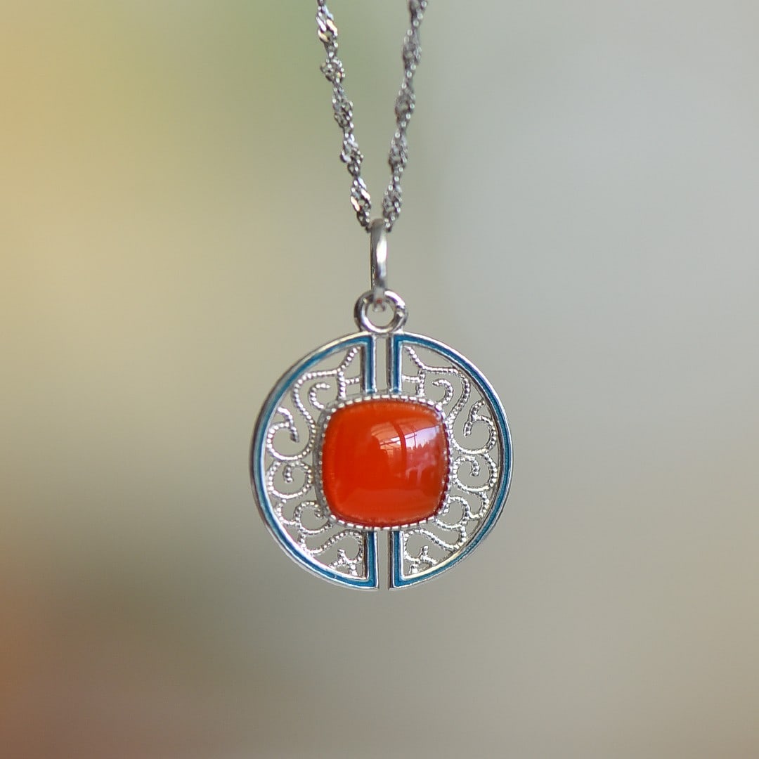 An Exquisite Sterling Silver Inlaid Agate Pendant: An Exquisite Sterling Silver Inlaid Agate Pendant, 纯银镶玛瑙吊坠