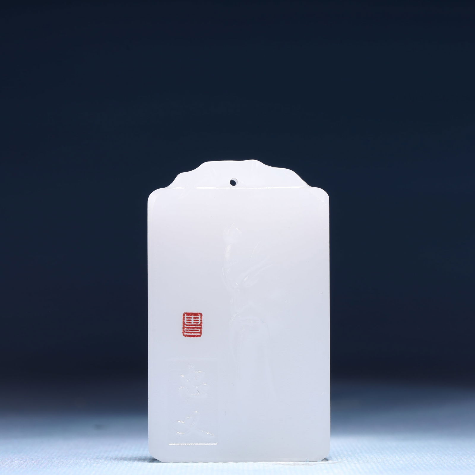 An Exquisite White Jade Figure Pattern Pendant: An Exquisite White Jade Figure Pattern Pendant,Size:1.6inx0.4inx2.4in,Weight:53g 白玉人物纹牌