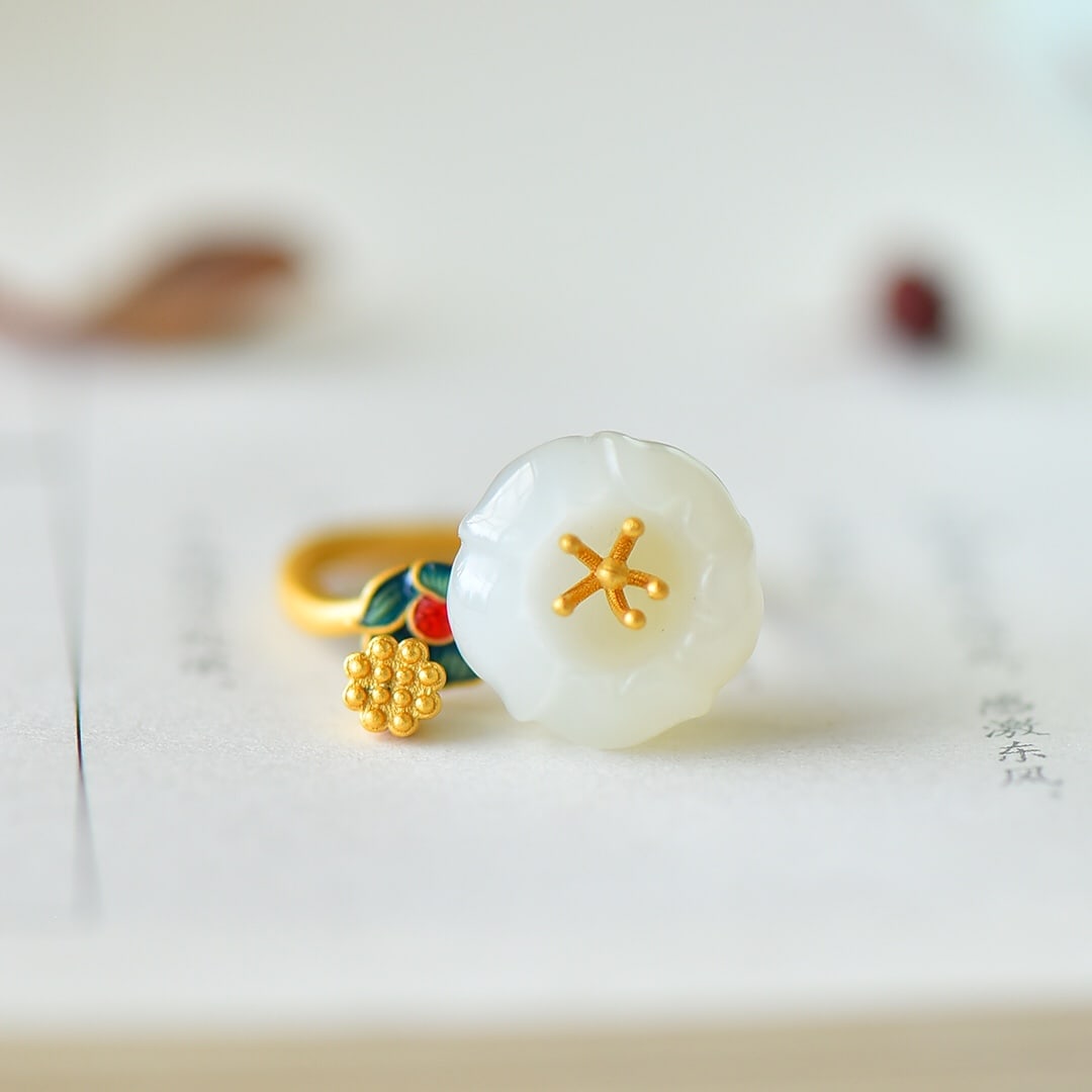 An Exquisite Sterling Silver-Gold Plated Inlaid White Jade Ring: An Exquisite Sterling Silver-Gold Plated Inlaid White Jade Ring,Size:0.6inx0.6in 纯银镀金镶白玉戒指