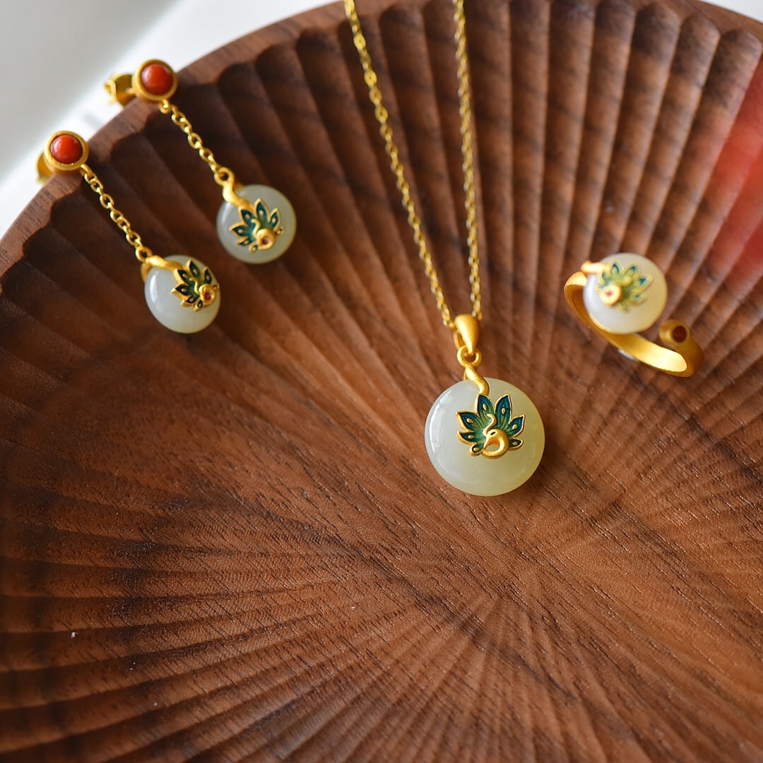 A Set of Fine Sterling Silver-Gold Plated Inlaid White Jade Jewelrys: A Set of Fine Sterling Silver-Gold Plated Inlaid White Jade Jewelrys 一套纯银镀金镶白玉首饰