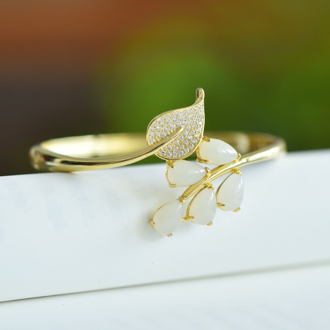 An Exquisite Sterling Silver-Gold Plated Inlaid White Jade Bracelet: An Exquisite Sterling Silver-Gold Plated Inlaid White Jade Bracelet, 纯银镀金镶白玉手镯