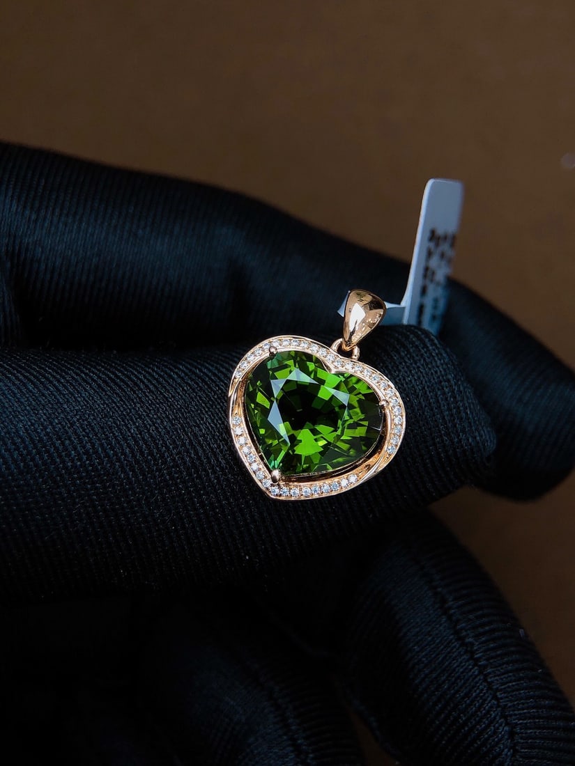 5.86Ctw Natural Tourmaline Necklace: 5.86Ctw Natural Tourmaline Necklace,Size:0.4inx0.5in 5.86Ctw天然碧玺项链