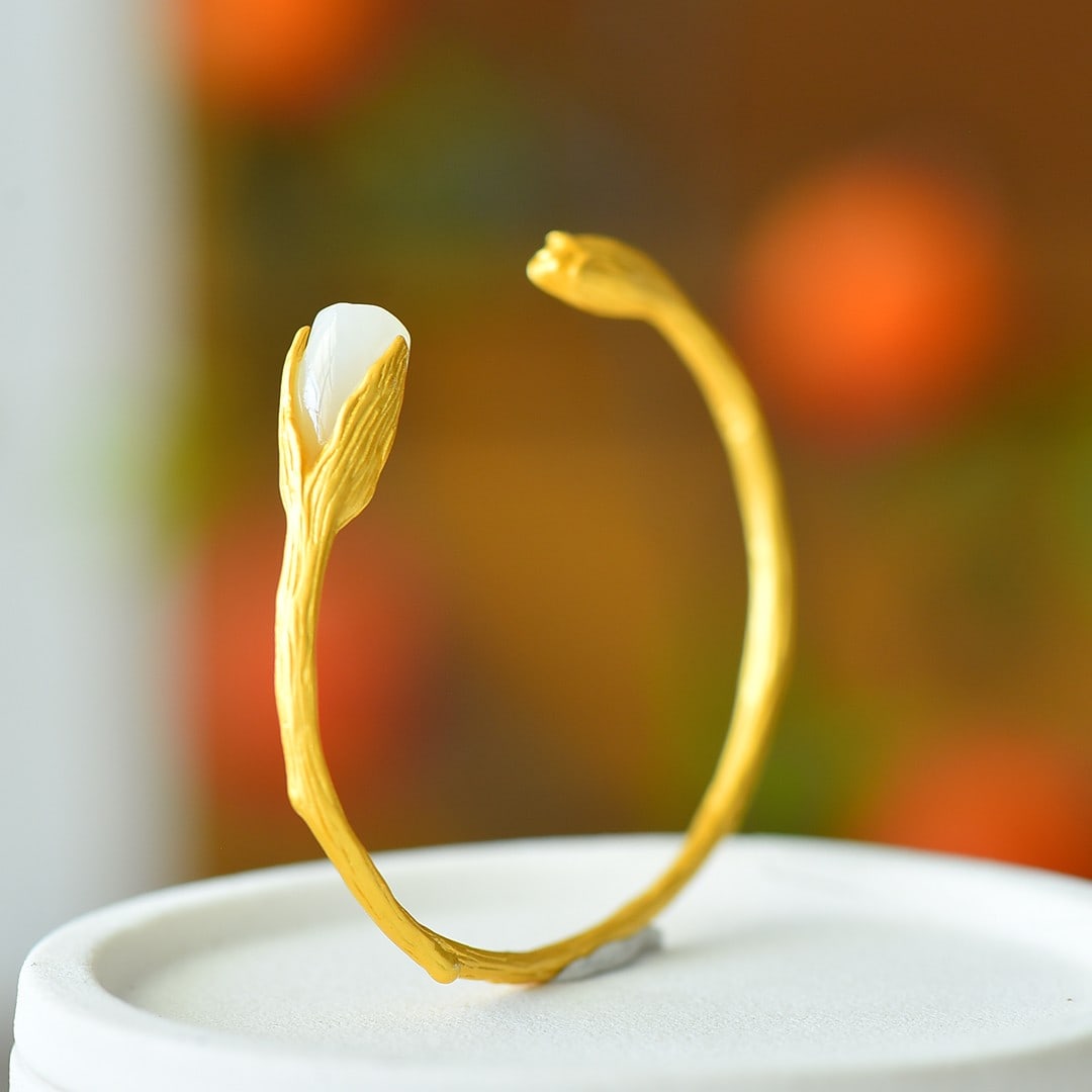 An Exquisite Sterling Silver-Gold Plated Inlaid White Jade? Bracelet: An Exquisite Sterling Silver-Gold Plated Inlaid White Jade手 Bracelet,Size:0.3inx0.6in 纯银镀金镶白玉手手镯