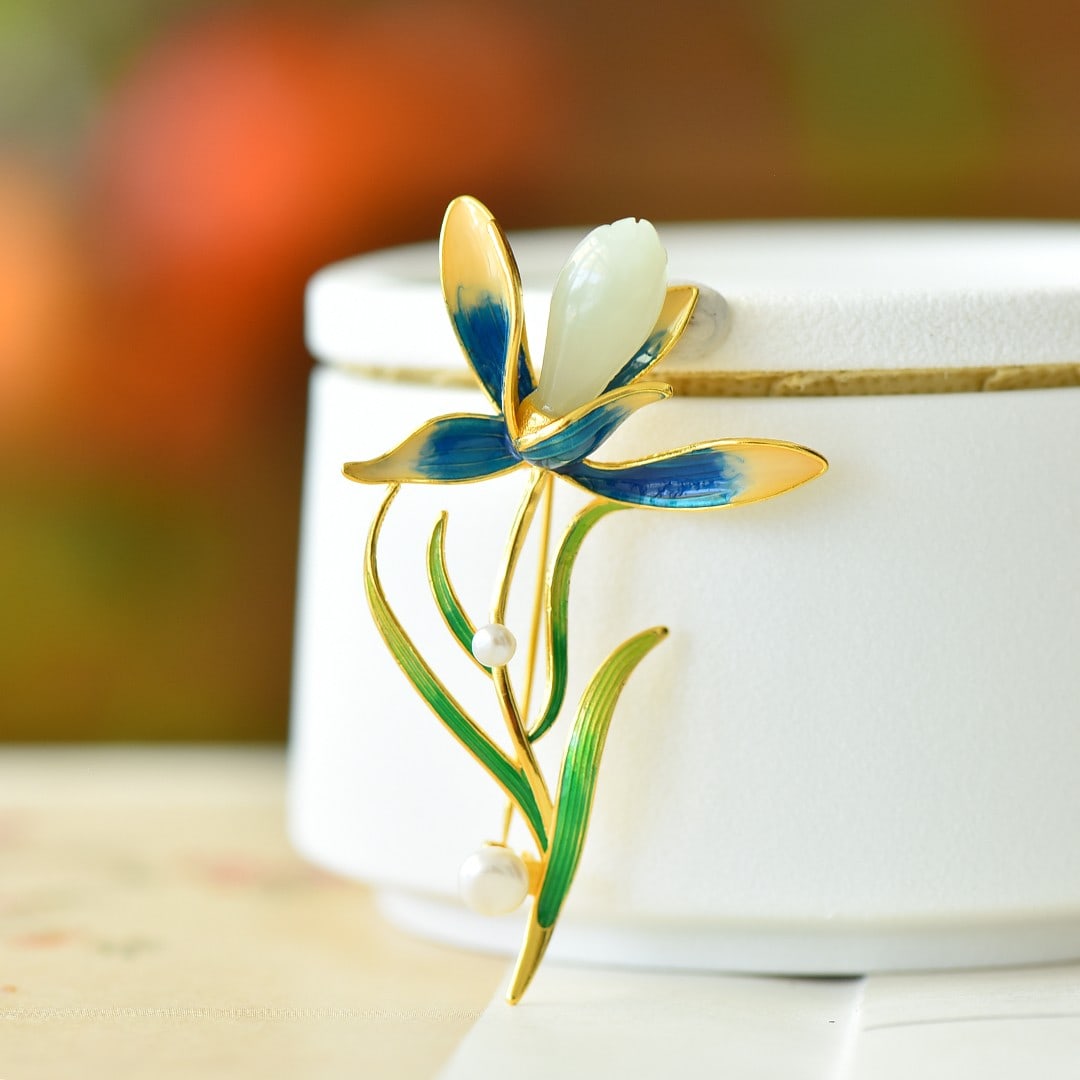 An Exquisite Sterling Silver-Gold Plated Inlaid White Jade Enamel Brooch: An Exquisite Sterling Silver-Gold Plated Inlaid White Jade Enamel Brooch,Size:0.3inx0.7in 纯银镀金镶白玉珐琅胸针