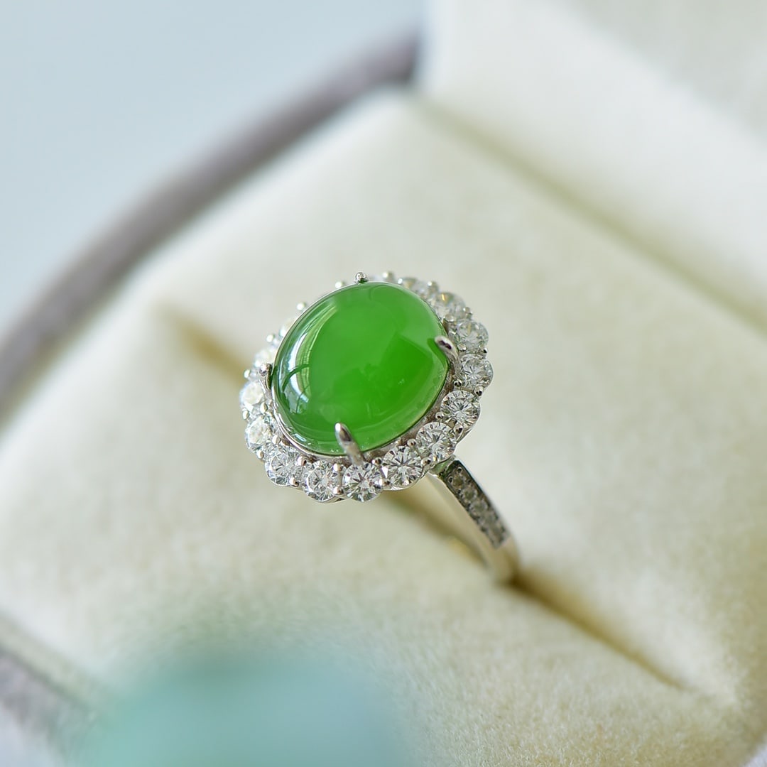 An Exquisite Sterling Silver Inlaid Jasper Ring,Inlaid Diamond: An Exquisite Sterling Silver Inlaid Jasper Ring,Inlaid Diamond,Size:0.6inx0.7in 纯银镶碧玉戒指,嵌钻石