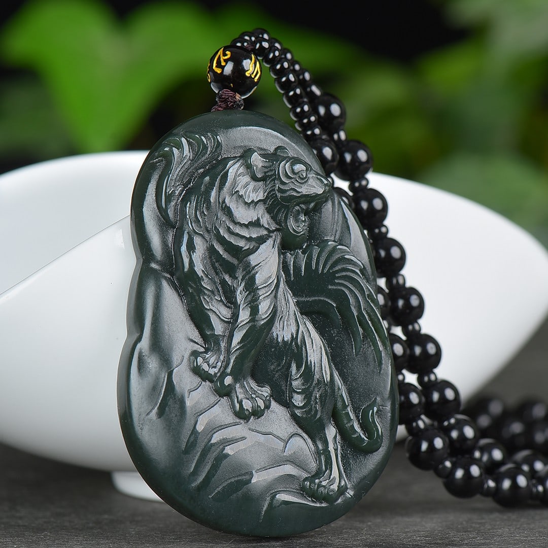 An Exquisite Sapphire Tiger Pattern Pendant: An Exquisite Sapphire Tiger Pattern Pendant,Size:1.6inx2.4in (寓意)做工细腻,玉质干净 