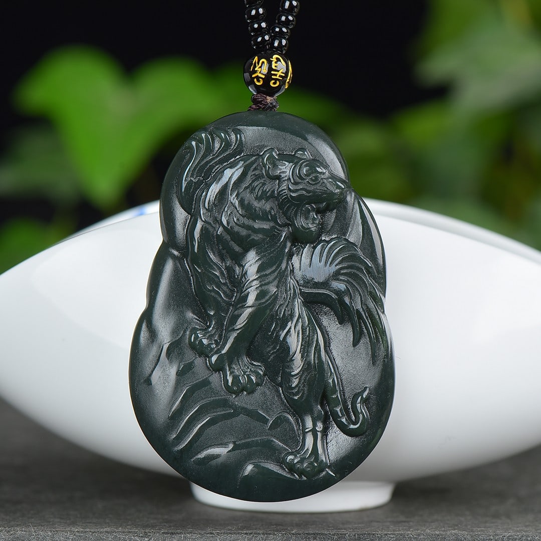 An Exquisite Sapphire Tiger Pattern Pendant - 2