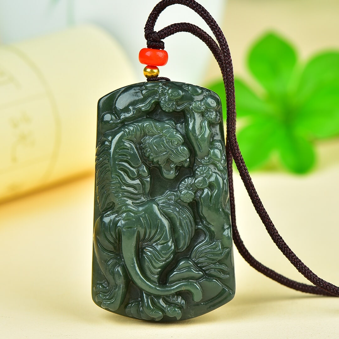 An Exquisite Sapphire Tiger Pattern Pendant - 2