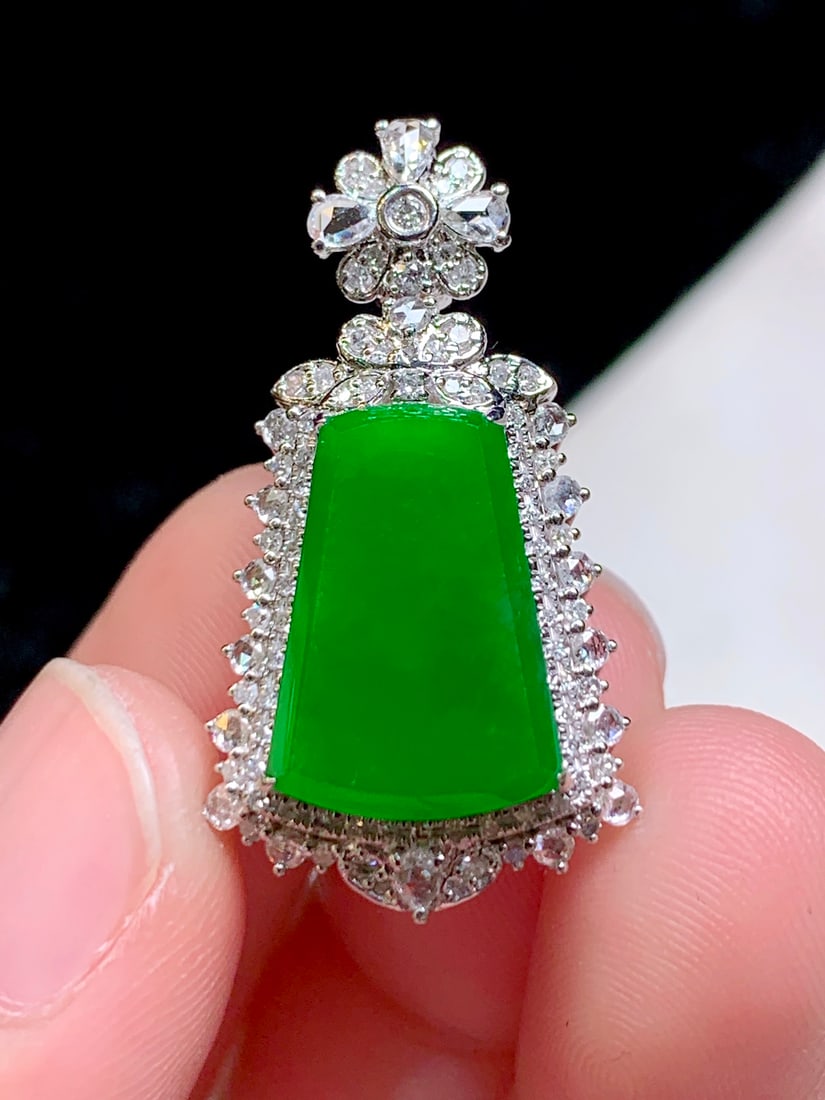 An Exquisite 18k Gold Diamond Inlaid Jadeite Pendant: An Exquisite 18k Gold Diamond Inlaid Jadeite Pendant,Size(Loose Stone):0.6inx0.4in 18k金钻镶嵌翡翠吊坠