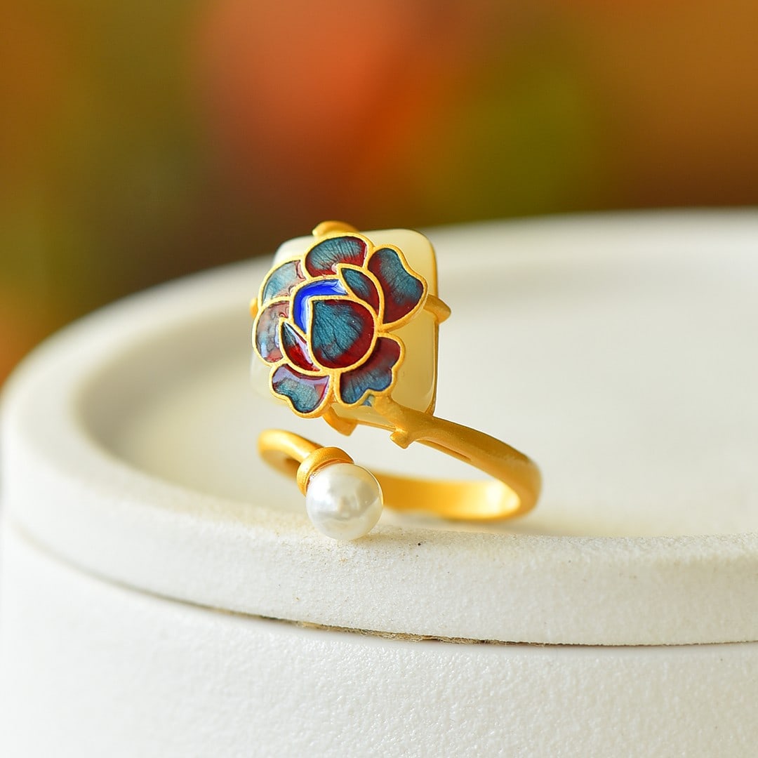 An Exquisite Sterling Silver-Gold Plated Inlaid White Jade Enamel Ring,Inlaid Pearls: An Exquisite Sterling Silver-Gold Plated Inlaid White Jade Enamel Ring,Inlaid Pearls 纯银镀金镶白玉珐琅戒指,嵌珍珠