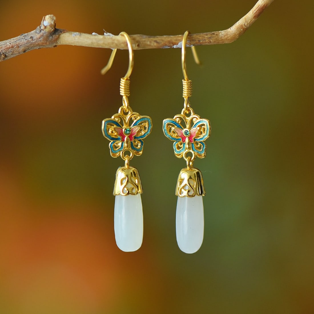 A Pair of Exquisite Sterling Silver-Gold Plated Inlaid White Jade Earrings: A Pair of Exquisite Sterling Silver-Gold Plated Inlaid White Jade Earrings,Size:0.2inx0.6in 一对纯银镀金镶白玉耳环