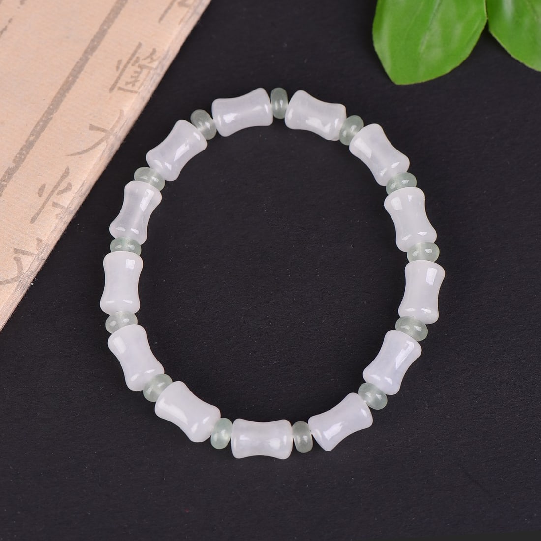 An Exquisite Jadeite Bracelets: An Exquisite Jadeite Bracelets,Size:0.3inx0.5in 翡翠手串
