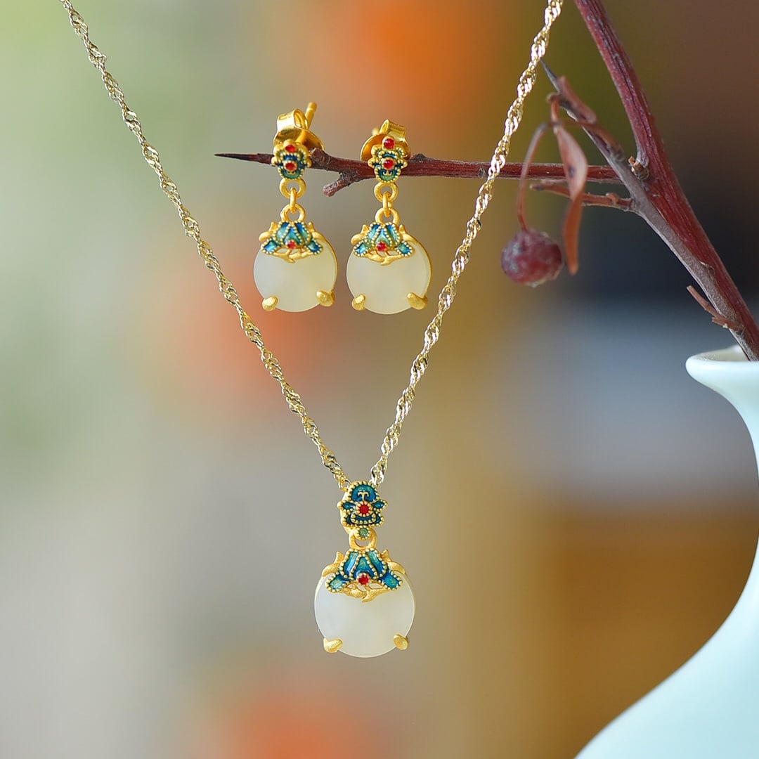 A Set of Fine Sterling Silver-Gold Plated Inlaid White Jade Jewelrys: A Set of Fine Sterling Silver-Gold Plated Inlaid White Jade Jewelrys,Size:(Pendant)0.4inx0.4in,(Earrings)0.3inx0.3in 