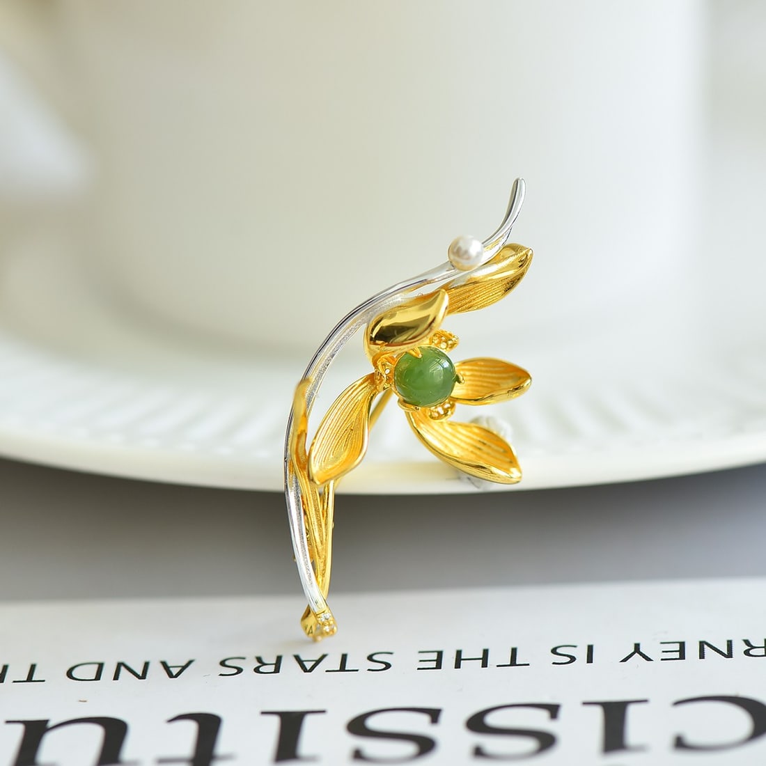 An Exquisite Sterling Silver-Gold Plated Inlaid Jasper Brooch: Sterling Silver-Gold Plated Inlaid Jasper Brooch , Size :0.2inx0.2in 纯银镀金镶碧玉胸针,尺寸:0.2inx0.2in