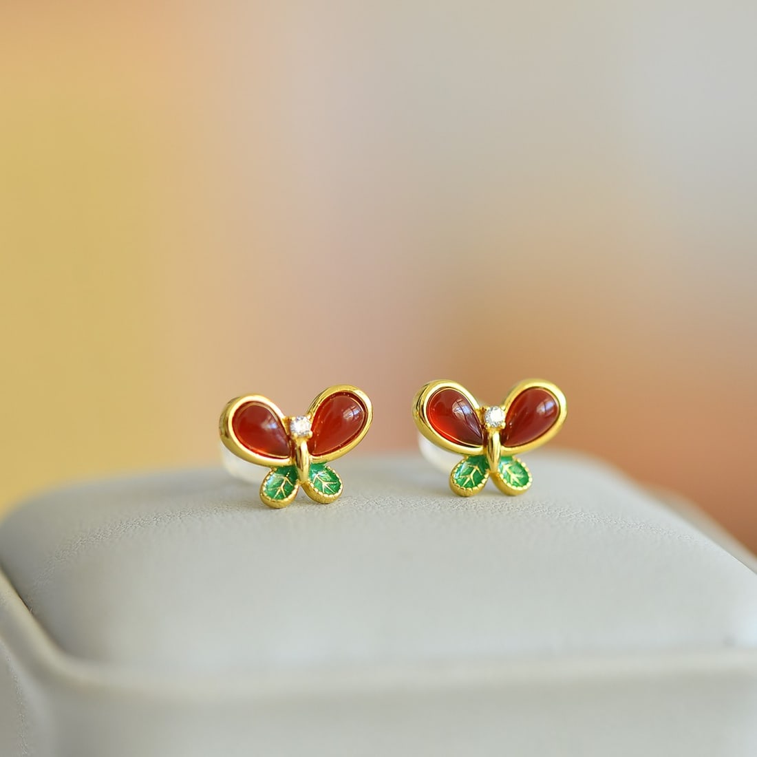 A Pair of Exquisite Sterling Silver-Gold Plated Inlaid Agate Earrings: A Pair of Exquisite Sterling Silver-Gold Plated Inlaid Agate Earrings,Size:0.1inx0.2in 一对纯银镀金镶玛瑙耳钉