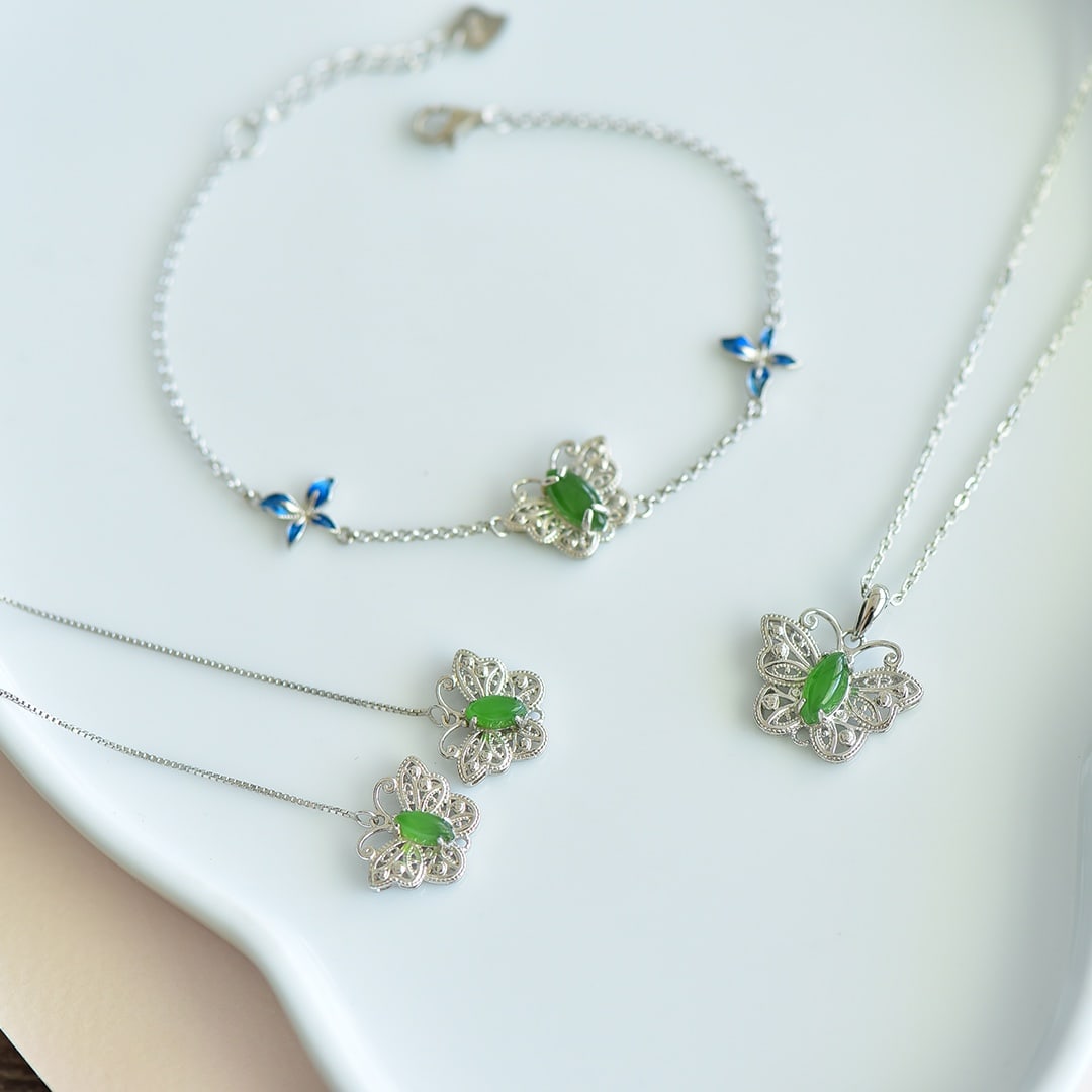 A Set of Fine Sterling Silver Inlaid Jasper Jewelrys: A Set of Fine Sterling Silver Inlaid Jasper Jewelrys 一套纯银镶碧玉首饰