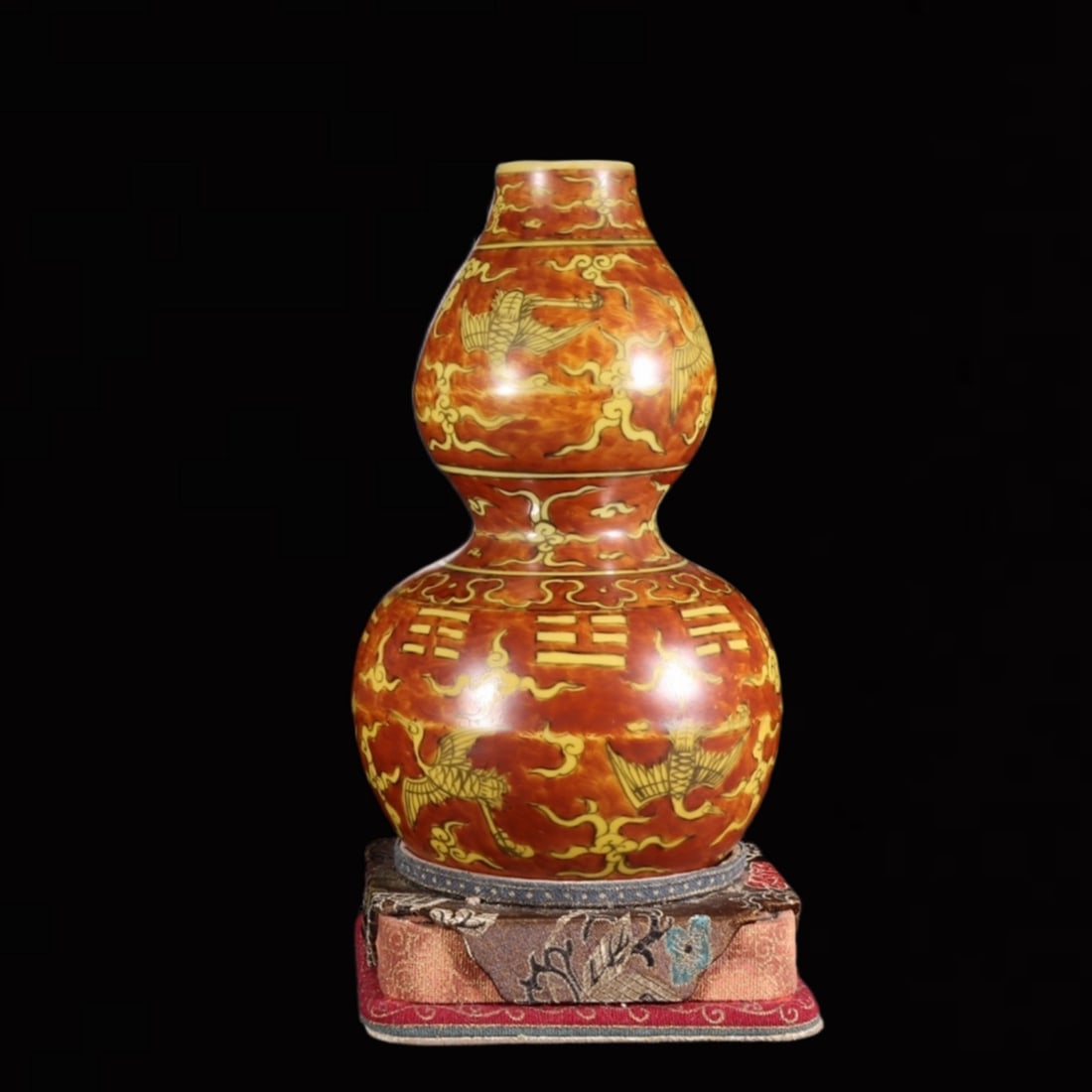 An Exquisite Red Ground Yellow Jade Trigram Pattern Gourd-Shaped Vase (1 of 8)