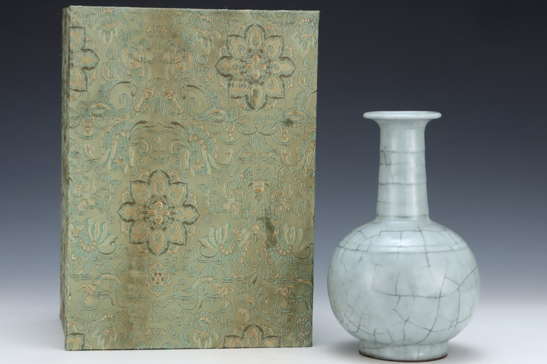 An Exquisite Guan yao Vase,with an Imperial Poem by Emperor Qianlong: An Exquisite Guan yao Vase,with an Imperial Poem by Emperor Qianlong,Song Dynasty,China,Size:9.3inx5.8in 官窑瓶,带乾隆御题诗,中国ê