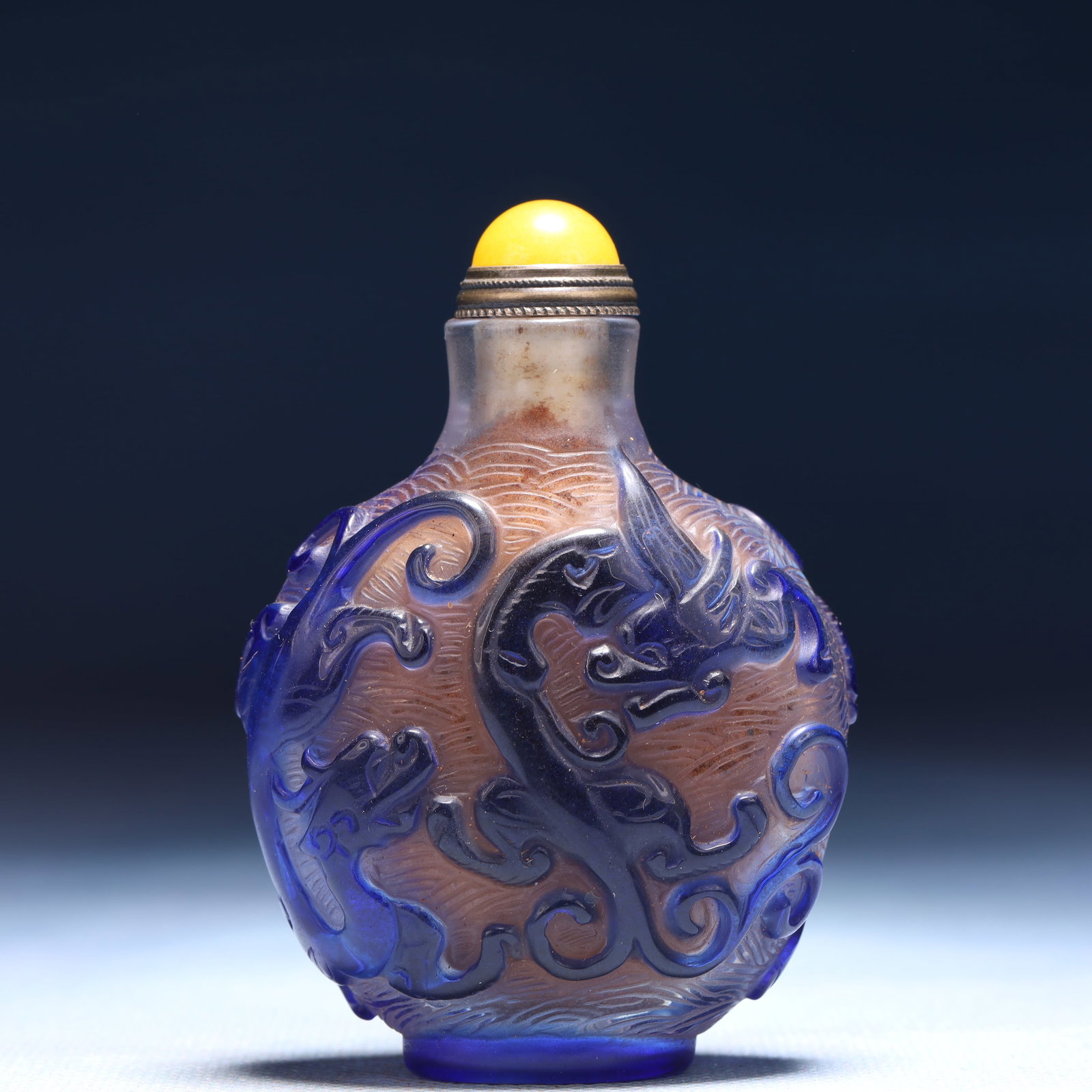 An Exquisite Glass Dragon Pattern Snuff Bottle: An Exquisite Glass Dragon Pattern Snuff Bottle,Qing Dynasty,China,Guangxu Four-character Mark,Size:2inx1inx3in,Weight:70g 琉璃龙纹鼻烟壶,中国ę