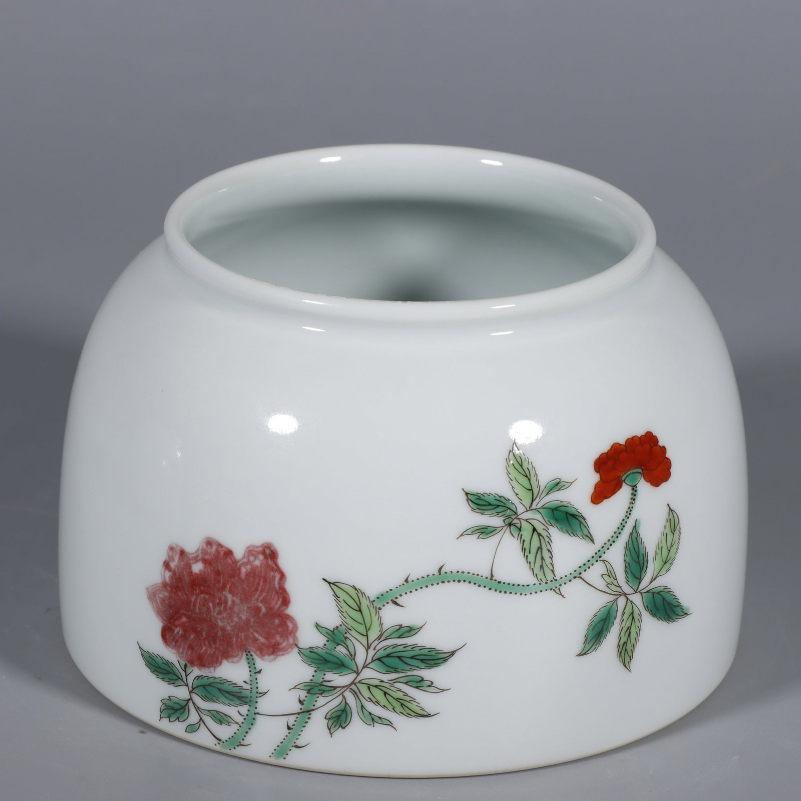 An Exquisite Underglaze-Red Flower Pattern Brush Washer: An Exquisite Underglaze-Red Flower Pattern Brush Washer,Qing Dynasty,China,Kangxi Six-character Mark,Size:3.1inx4.7in 釉里红花卉纹笔洗,中国&