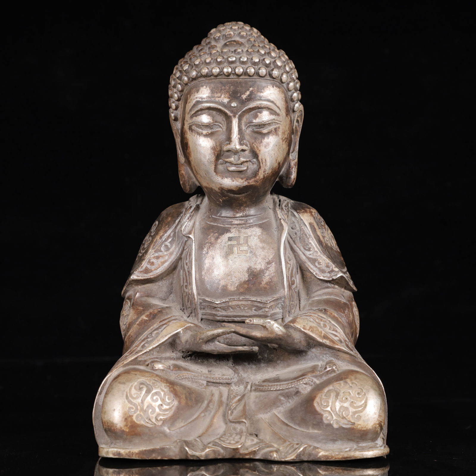 An Exquisite Silver-plated Statue of Sakyamuni: An Exquisite Silver-plated Statue of Sakyamuni,Qing Dynasty,China,Qianlong Four-Character Mark,Size:5.9inx4.1inx8.7in,Weight:2400g 镀银释迦摩尼像,中