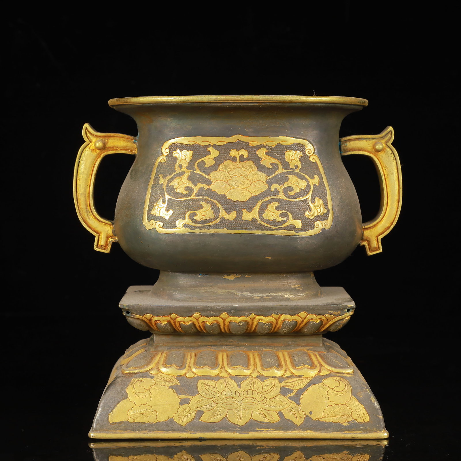 An Exquisite Gilt Silver Flower Pattern Double-Ears Censer: An Exquisite Gilt Silver Flower Pattern Double-Ears Censer,Tang Dynasty,China,Zhenguan Four-Character Mark,Size:5.9inx4.3inx7.1in,Weight:900g 银鎏金花卉纹双&#