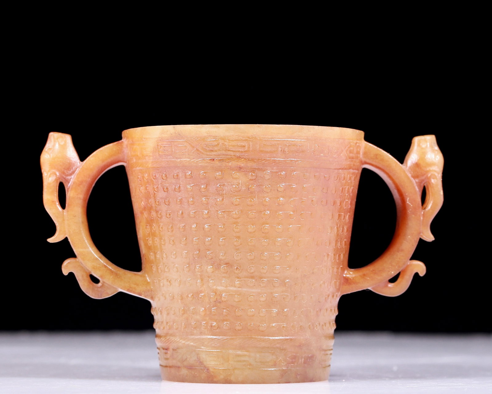 An exquisite white jade animal ear cup: An exquisite white jade animal ear cup, the jade shows delicate, warm and lustrous qualities. The craftsmanship is flawless, the design is exquisite, and the carvings are exquisite, showing extraordin