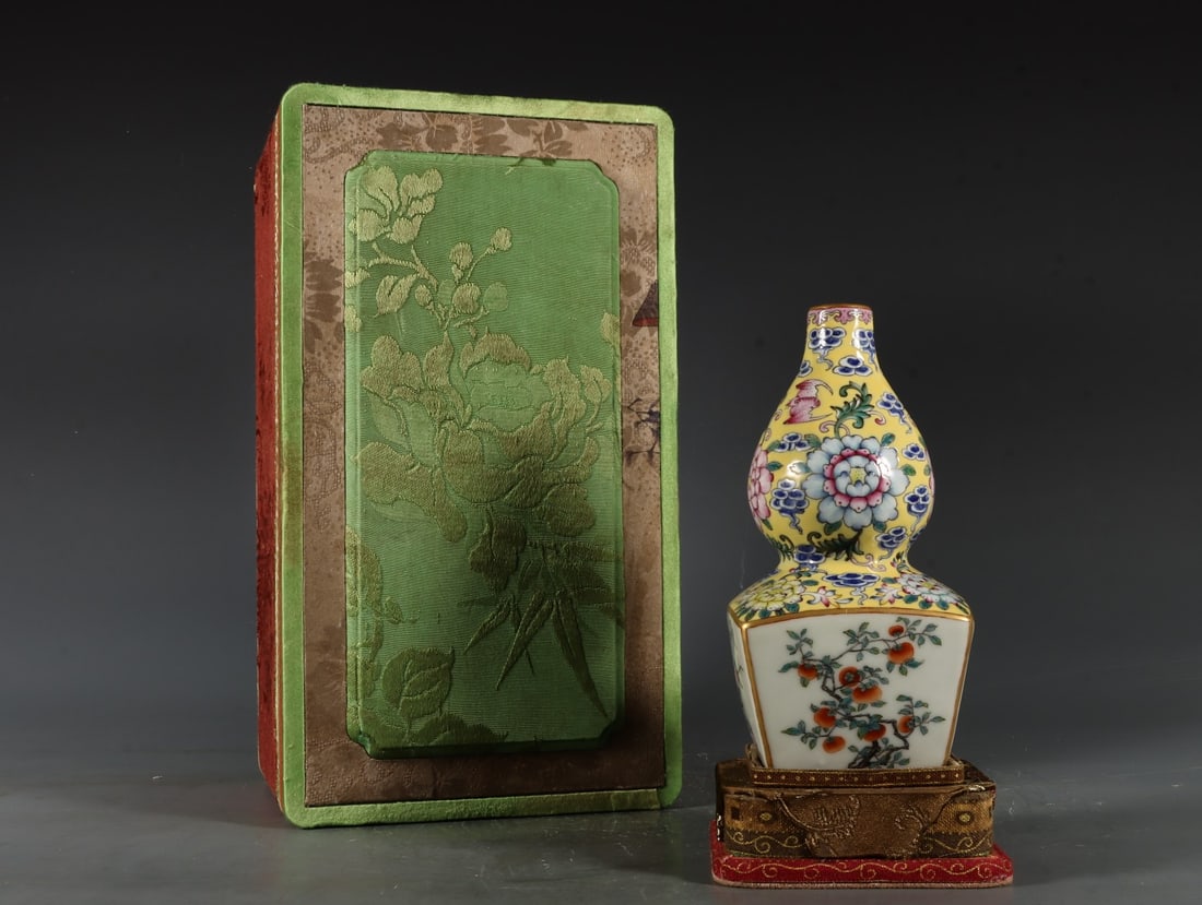 An Exquisite Famille-Rose Painted Gold Flower and Fruit Pattern Gourd-Shaped Vase: An Exquisite Famille-Rose Painted Gold Flower and Fruit Pattern Gourd-Shaped Vase,Qing Dynasty,China,Qianlong Six-character Mark,Size:5.9inx3.1in 粉彩描金花果ಬ