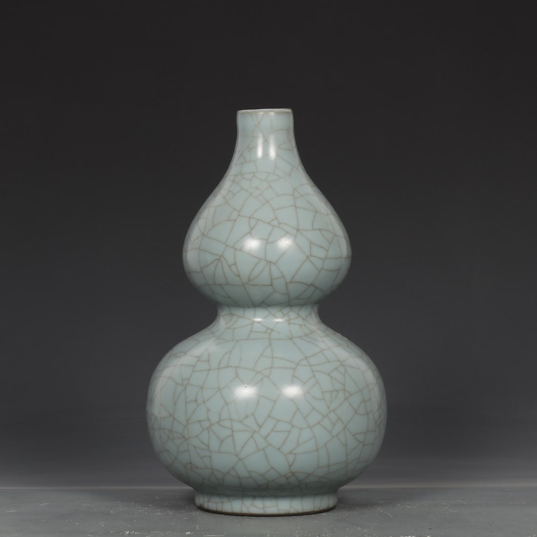 An Exquisite Guan yao Celadon Glazed Gourd-Shaped Vase: An Exquisite Guan yao Celadon Glazed Gourd-Shaped Vase,Song Dynasty,China,Size:10.2inx6.3in 官窑粉青釉葫芦瓶,中国宋代