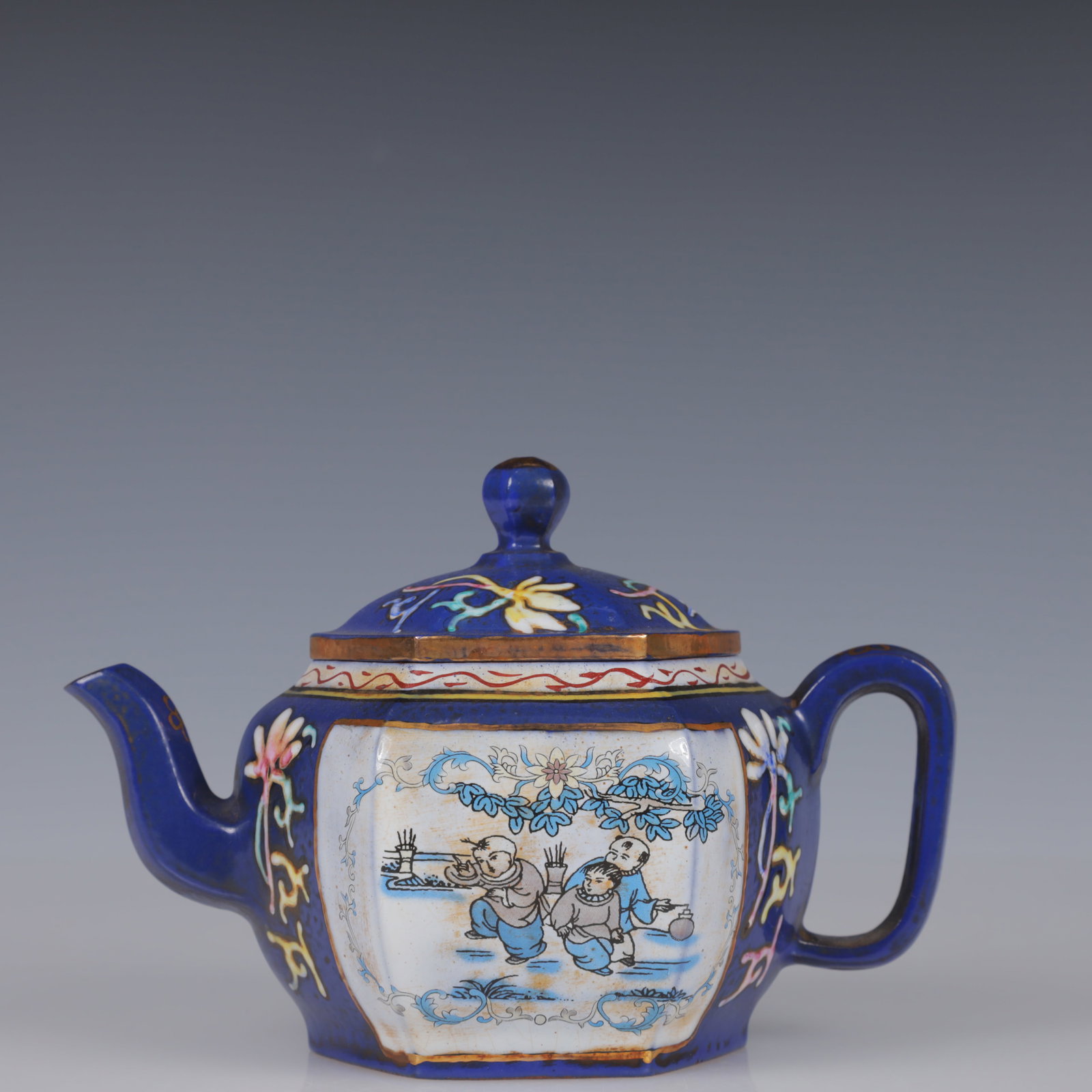 An Exquisite Purple Sands Figure Pattern Teapot: An Exquisite Purple Sands Figure Pattern Teapot,Qing Dynasty, China,With Mark,Size:6.3inx3.9inx3.9in,Weight:308g 