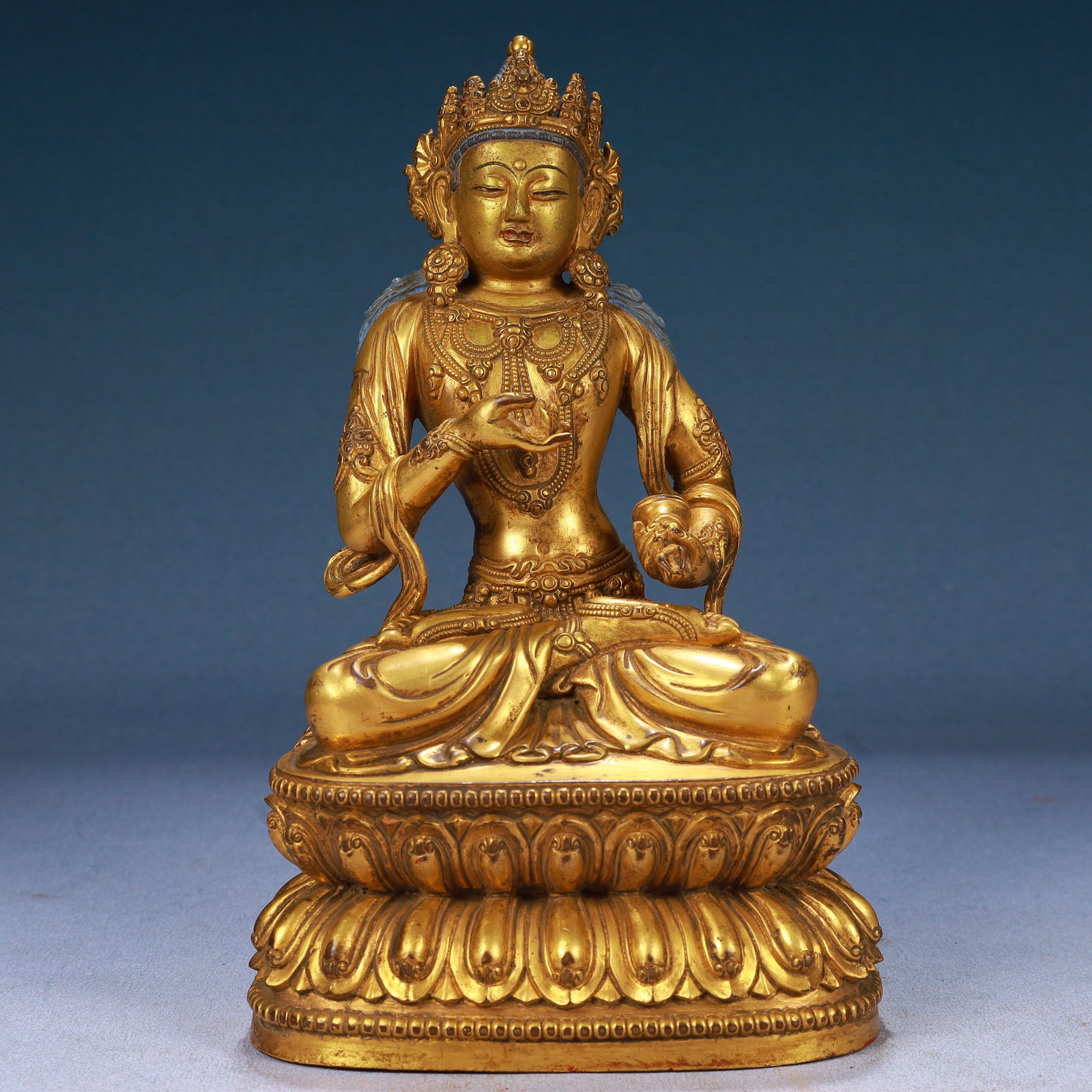 A Solemn Gilt Bronze Statue of Amitayus: A Solemn Gilt Bronze Statue of Amitayus,Qing Dynasty, China,Size:5.5inx3.5inx9.1in,Weight:2250g 铜鎏金无量寿佛像,中国清代
