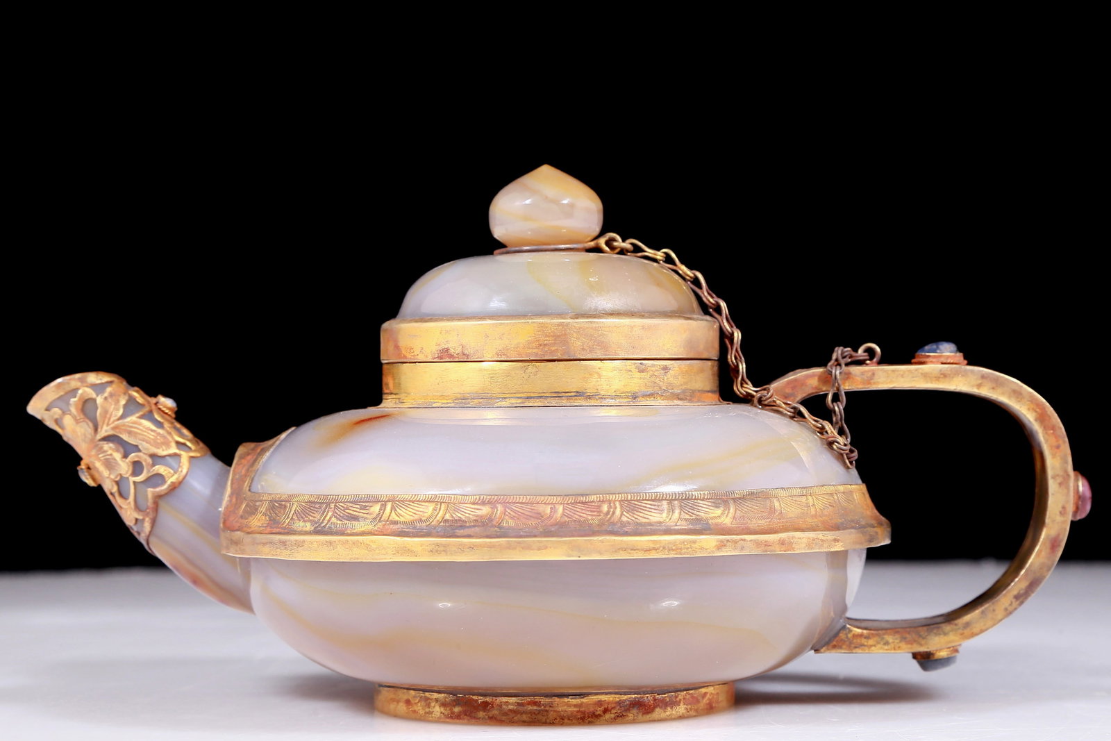 An exquisite agate ewer covered with gold and inlaid with gems and floral patterns (1 of 10)