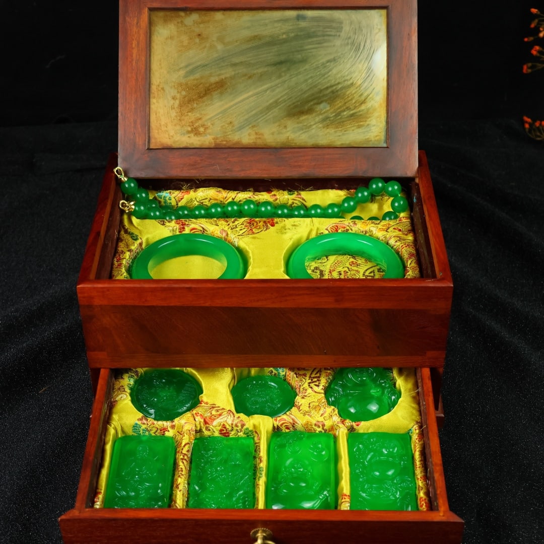 A Set of Fine Jewelry: A Set of Fine Jewelry 一套精美的首饰