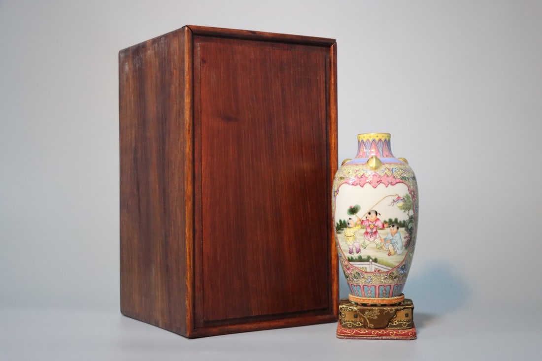 An Exquisite Enamel Painted Gold Character and Story Pattern Vase: An Exquisite Enamel Painted Gold Character and Story Pattern Vase,Qing Dynasty,China,Qianlong Four-character Mark,Size:6.7inx3.5in 珐琅彩描金人物故É