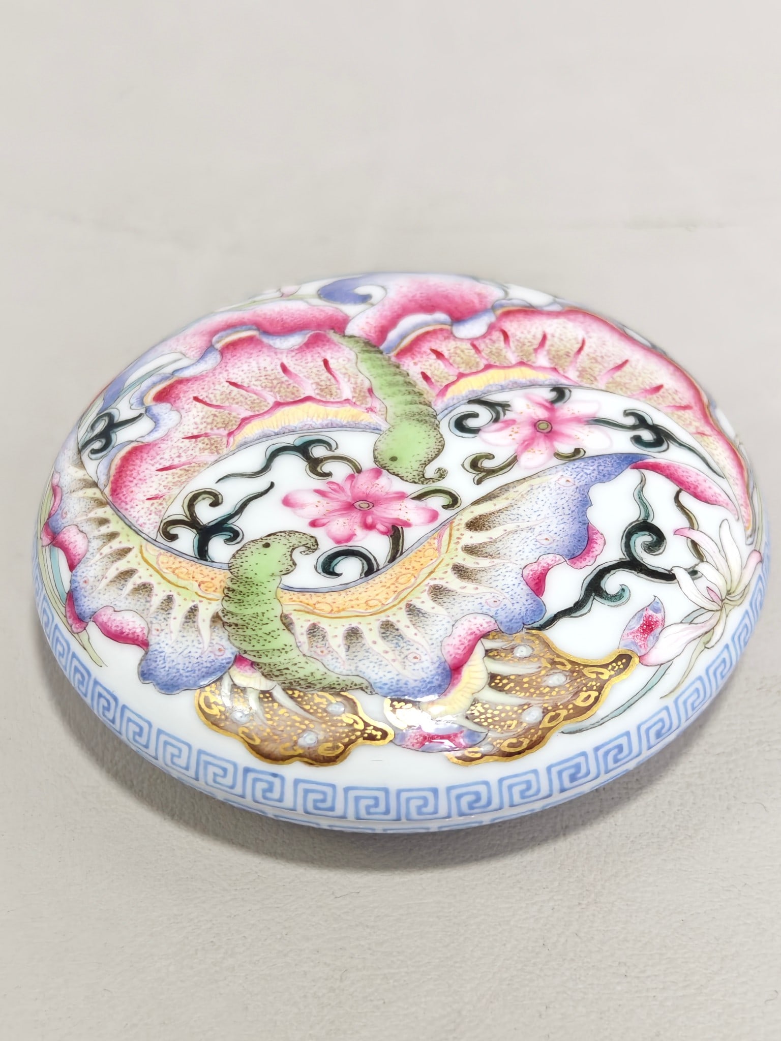 An Exquisite Famille-Rose Flower and Butterfly Pattern Box: An Exquisite Famille-Rose Flower and Butterfly Pattern Box,Qing Dynasty,China,Qianlong Four-character Mark,Size:1inx2.6in 粉彩花卉蝴蝶纹盒,中Þ