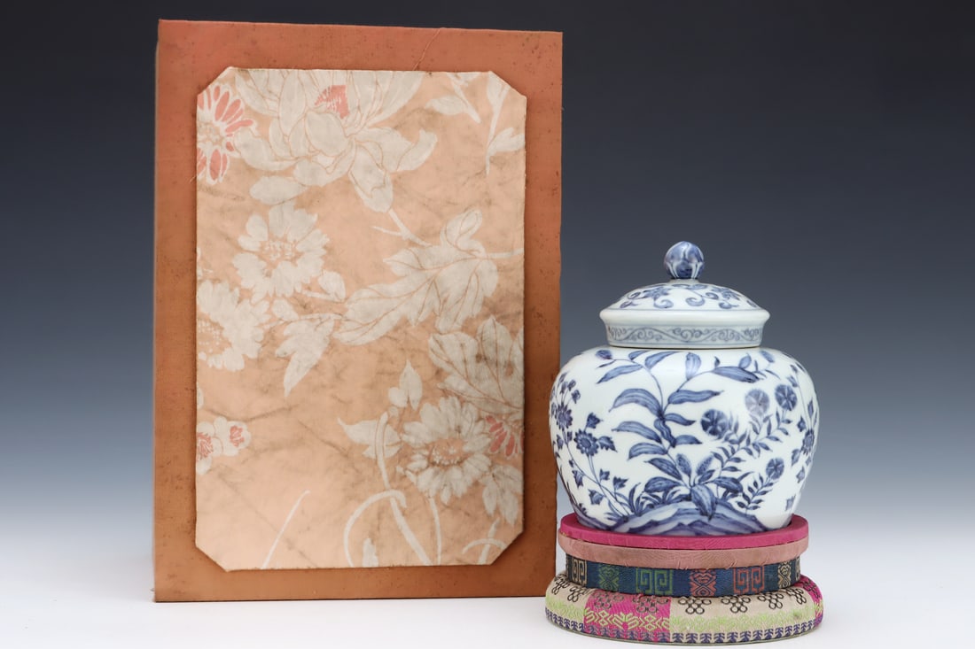 An Exquisite Blue and White Flower Pattern Jar with Cover: An Exquisite Blue and White Flower Pattern Jar with Cover,Ming Dynasty,China,Chenghua Six-Character Mark,Size:5.9inx5.3in 青花花卉纹盖罐,中国ą