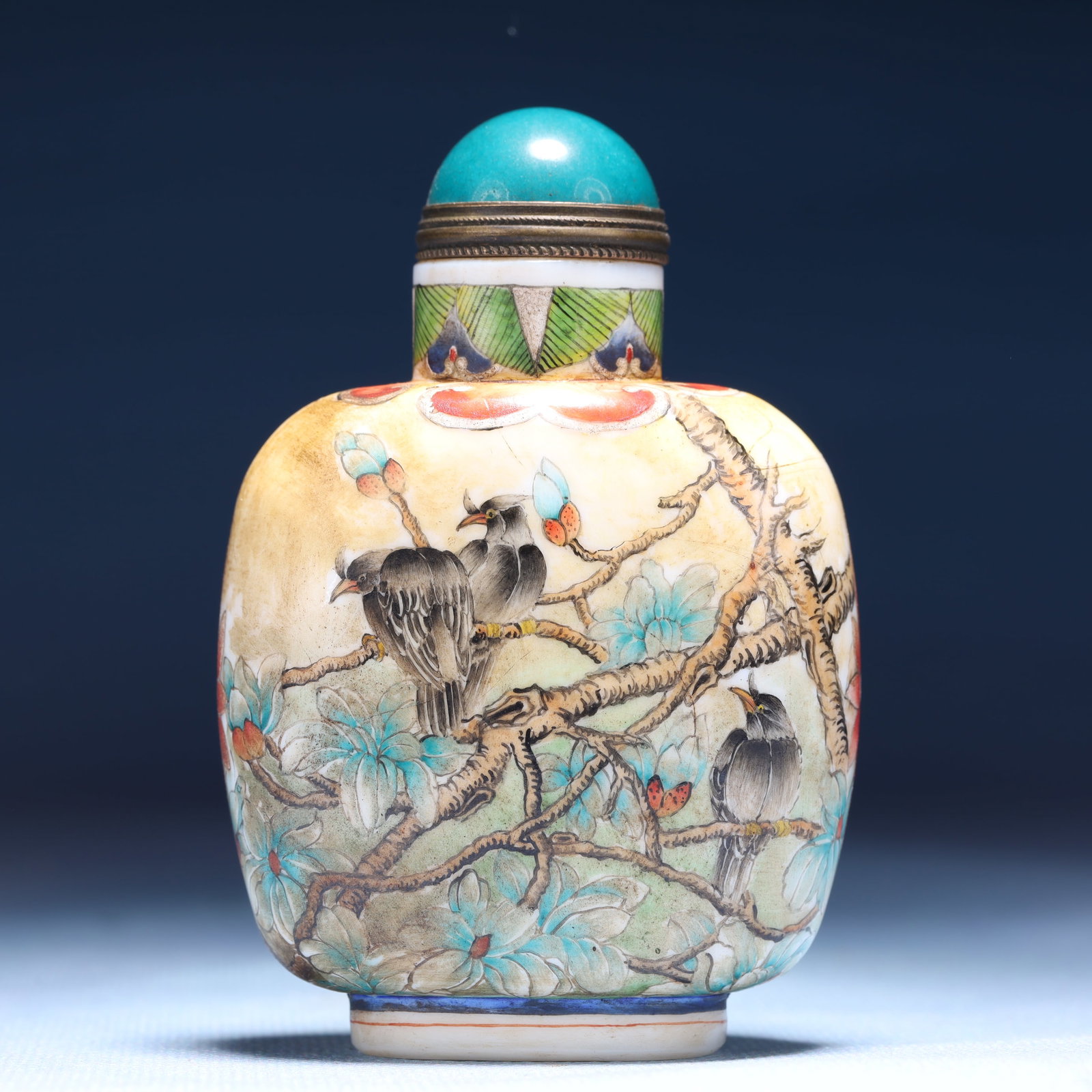 An Exquisite Glass Flower and Bird Pattern Snuff Bottle: An Exquisite Glass Flower and Bird Pattern Snuff Bottle,Qing Dynasty,China,Qianlong Four-character Mark,Size:2.4inx1.2inx3.5in,Weight:113g 琉璃花鸟纹鼻烟ã