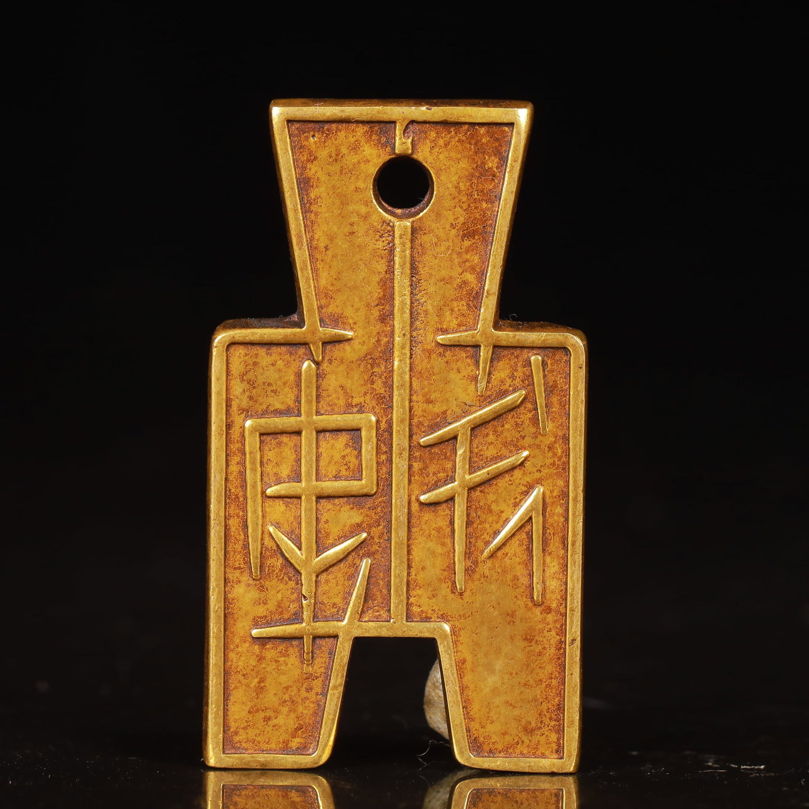 An Exquisite Gilt Bronze Coin: An Exquisite Gilt Bronze Coin,the Warring States Period in China,Size:1.2inx2.2inx0.1in,Weight:29g 铜鎏金钱币,中国战国时期