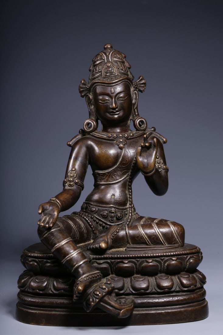 A Rare Alloy Copper Inlaid Silver Statue of Avalokitesvara: A Rare Alloy Copper Inlaid Silver Statue of Avalokitesvara,Qing Dynasty, China,Size:8.3inx5.7inx5.1in,Weight:2548g 合金铜错银观音像,中国