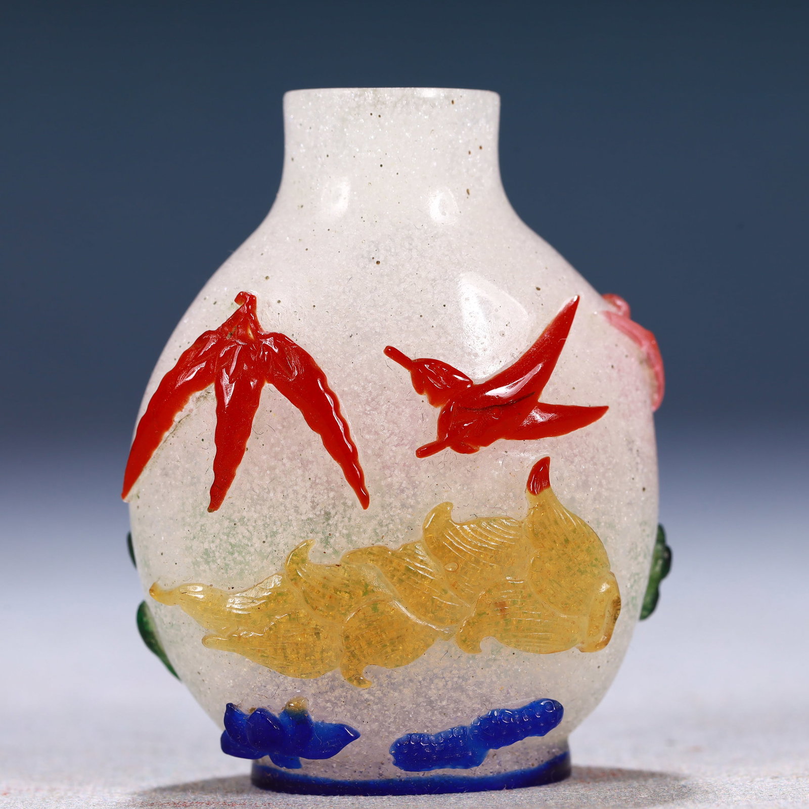 An Exquisite Glass Flower and Crane Pattern Vase (1 of 8)