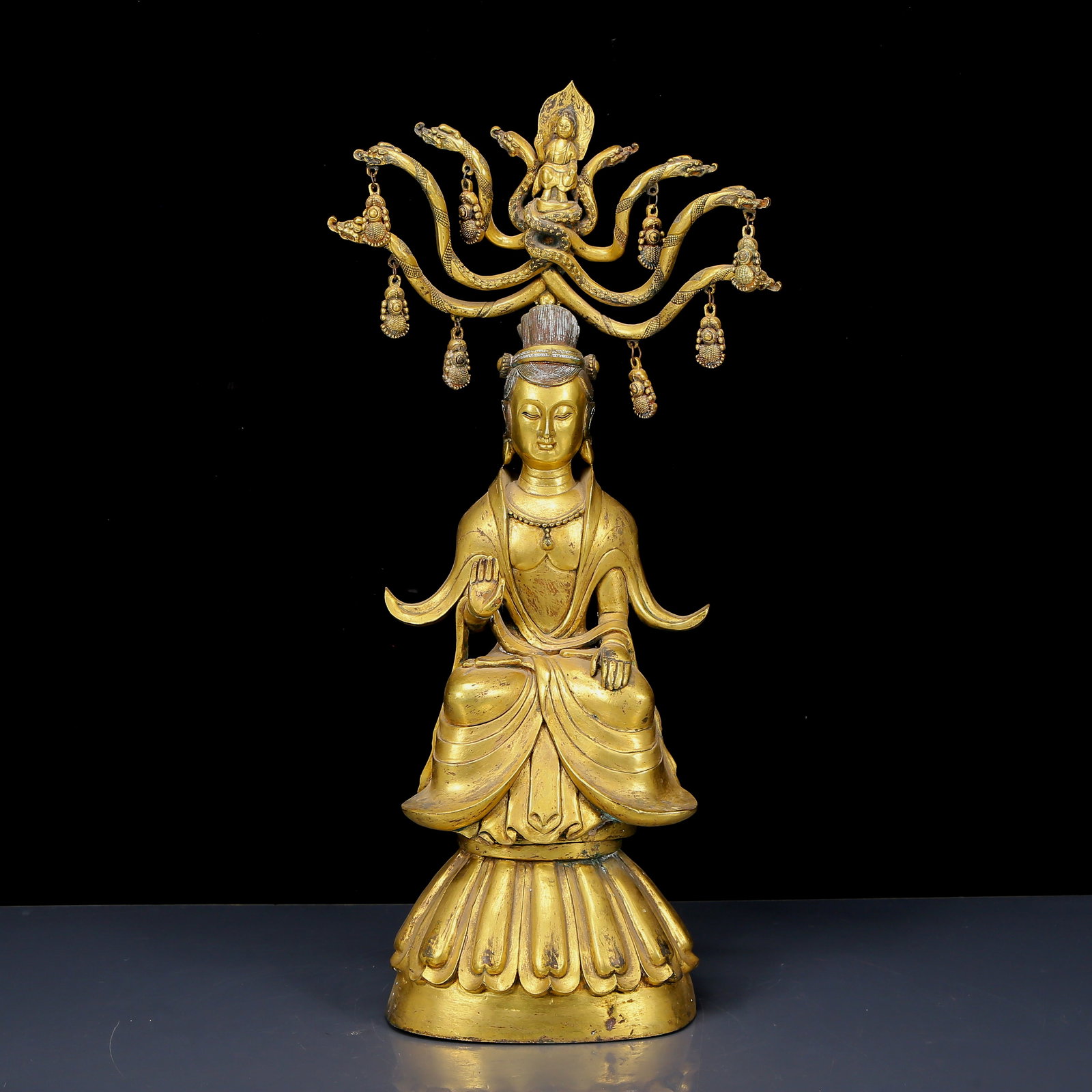 A Huge Gilt Bronze Statue of Avalokitesvara: A Huge Gilt Bronze Statue of Avalokitesvara，Ancient Time, China，Size:6.3inx4.3inx20.9in，Weight:6615g 铜鎏金观音像，远古ਲ