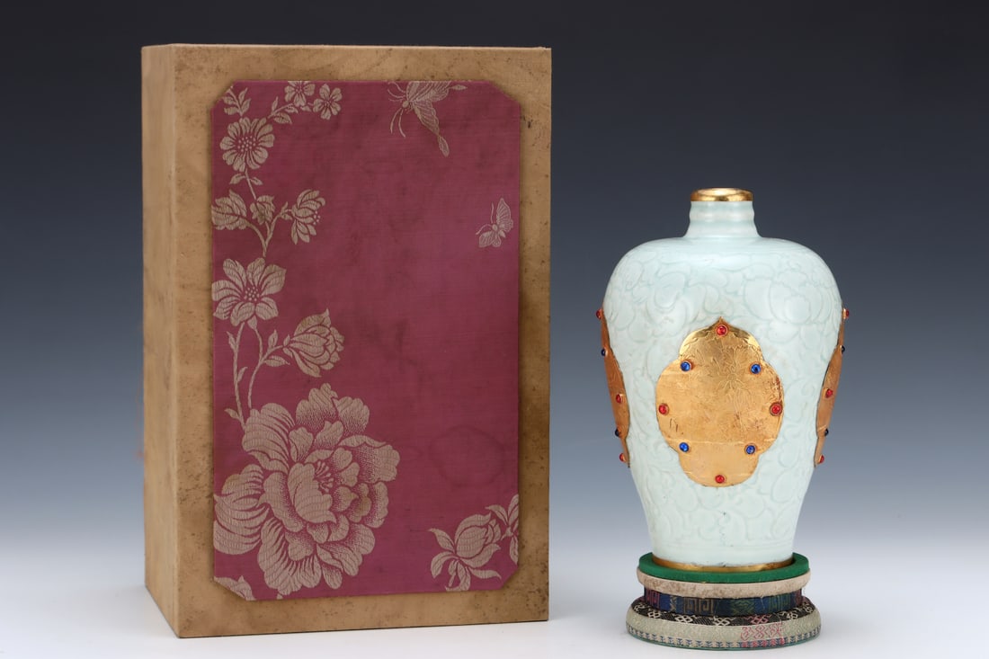 An Exquisite Hutian yao Cover with Gold Figure and Story Pattern Vase (1 of 8)