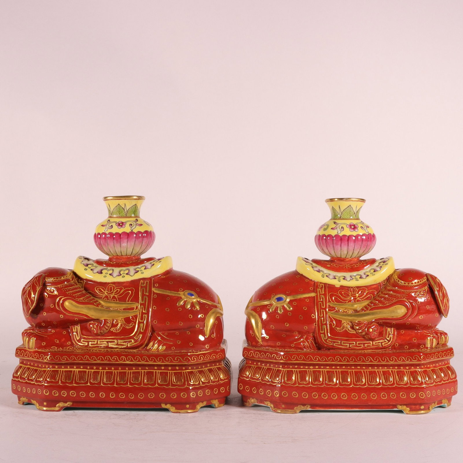 A Pair of Exquisite Enamel Iron-Red Painted Gold Elephant Ornaments: A Pair of Exquisite Enamel Iron-Red Painted Gold Elephant Ornaments,Qing Dynasty,China,Qianlong Six-character Mark,Size:5inx5.1in 一对珐琅彩矾红描ດ
